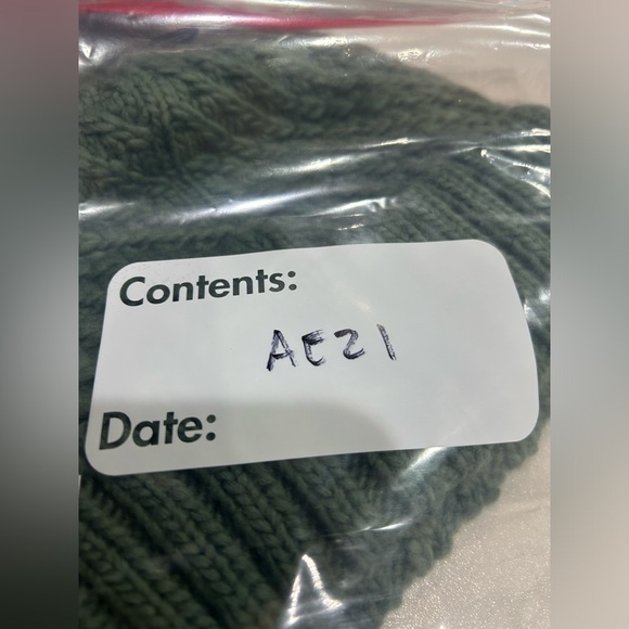 Roxy Women's Blizzard Beanie Dark Forest Green Hat PomPom Fleet Lined Band NWT - Picture 7 of 7